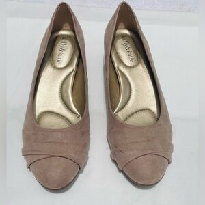 Kelly & Katie KK Sammy Taupe women’s low wedge shoe - size 8.5 standard width